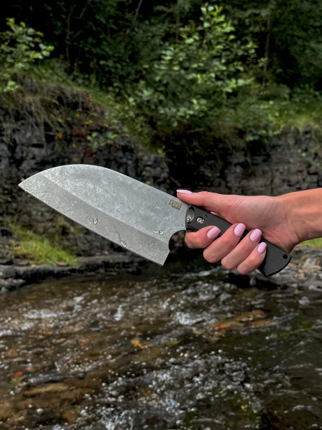 Tasak serbski rękojeść G10, wykończenie stonewash w ręce